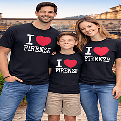 Famiglia sorridente con t-shirt I love Firenze